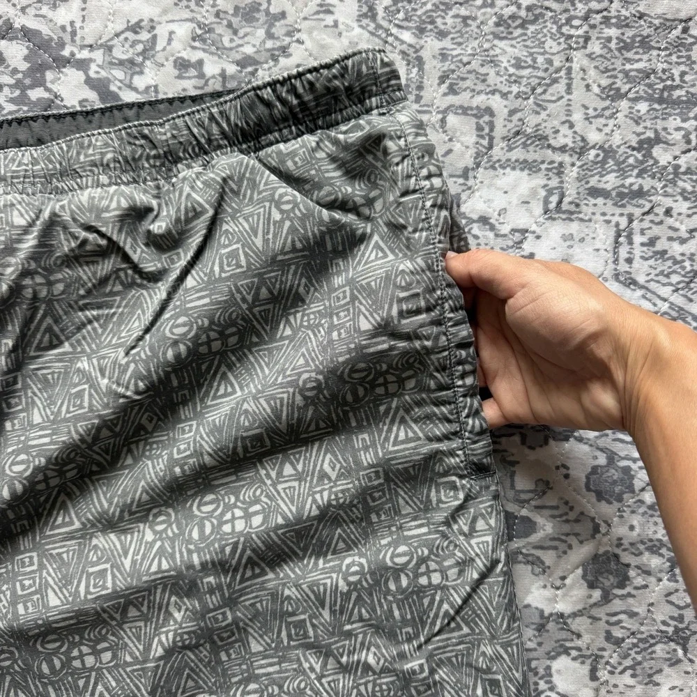 Columbia XCO Mens Gray Aztec Geometric Packable Cargo Swim Trunks Shorts L